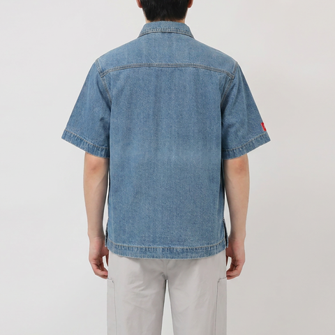 A male model wearing the Smith's 1906 MSR04 Light Blue Denim Short-Sleeve Shirt is showing the back.