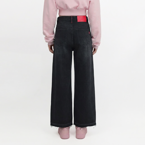 A female model wearing the Smith's 1906 WJN01 Black Jeans is showing the back.