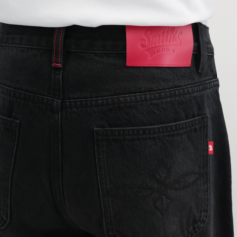 A close-up back view of a male model wearing the Smith's 1906 MJN01 Black Jeans.