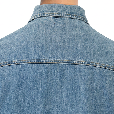A close-up back view of a male model wearing the Smith's 1906 MSR04 Light Blue Denim Short-Sleeve Shirt.