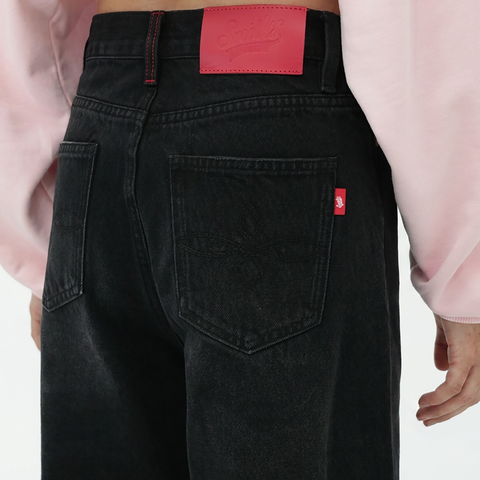 A close-up back view of a female model wearing the Smith's 1906 WJN01 Black Jeans.