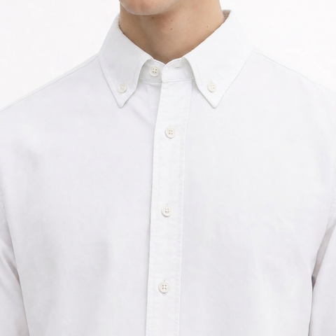 A close-up view of a male model wearing the Smith's 1906 MSR02 White Shirt.