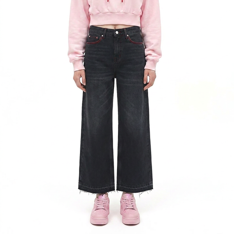 A female model wearing the Smith's 1906 WJN01 Black Jeans is showing the front.