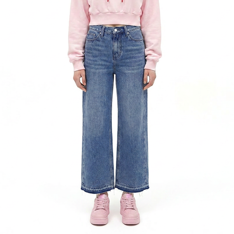 A female model wearing the Smith's 1906 WJN01 Light Blue Jeans is showing the front.
