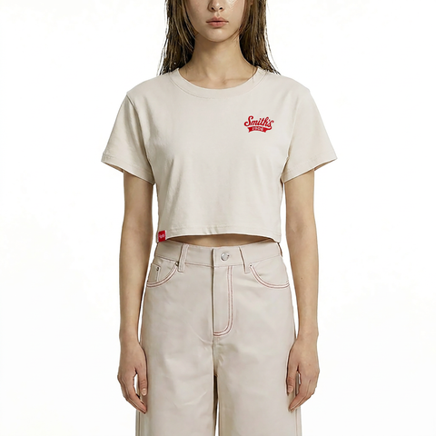 A female model wearing the Smith's 1906 WTE01 Beige T-shirt is showing the front.
