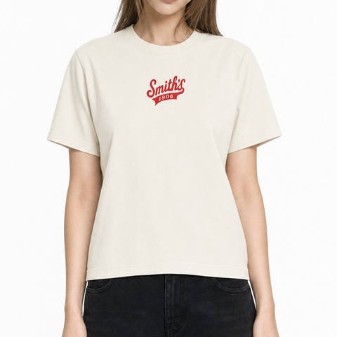 A female model wearing the Smith's 1906 WTE03 Beige T-shirt is showing the front.
