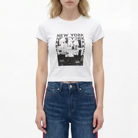 A female model wearing the Smith's 1906 WTE04 White T-Shirt is showing the front.