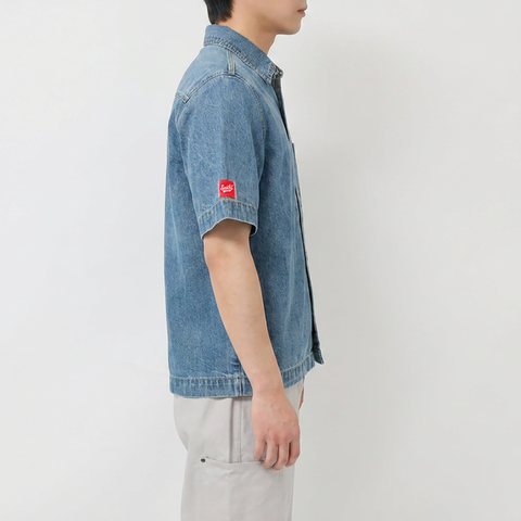 A male model wearing the Smith's 1906 MSR04 Light Blue Denim Short-Sleeve Shirt is showing the side view.