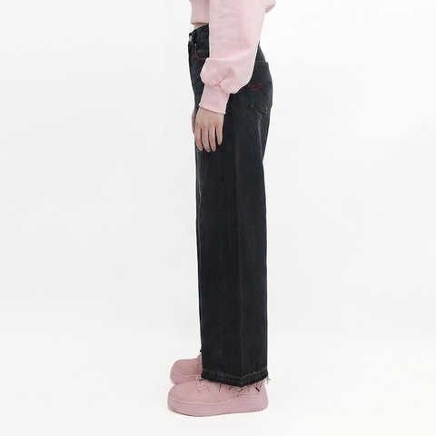 A female model wearing the Smith's 1906 WJN01 Black Jeans is showing the side view.