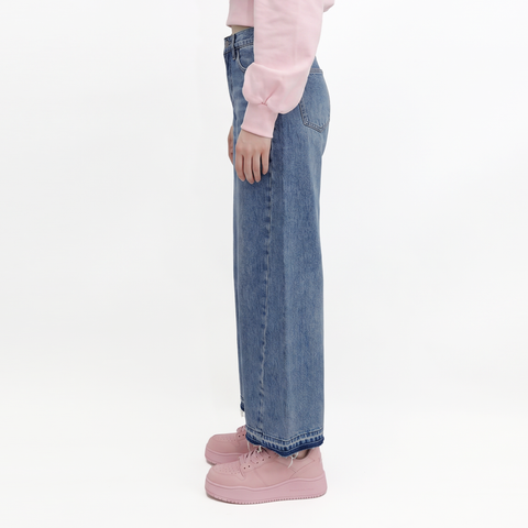 A female model wearing the Smith's 1906 WJN01 Light Blue Jeans is showing the side view.