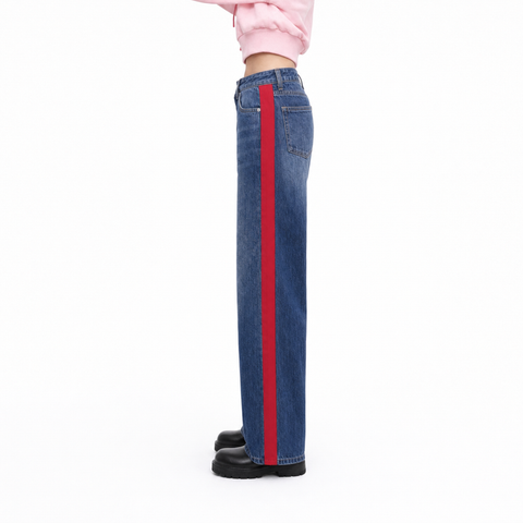 A female model wearing the Smith's 1906 WJN02 Blue Jeans is showing the side view.
