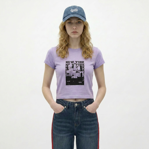 A female model is wearing a T-shirt paired with the Smith's 1906 UCP04 Blue Cap.