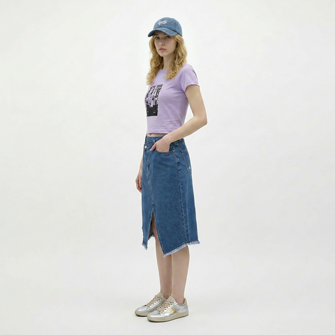 A female model is wearing a T-shirt paired with the Smith's 1906 UCP04 Blue Cap.