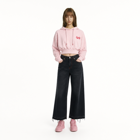 A female model is wearing a hoodie paired with the Smith's 1906 WJN01 Black Jeans.