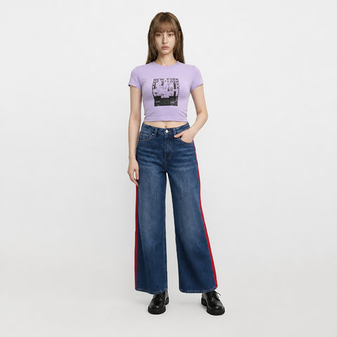 A female model is wearing a T-shirt paired with the Smith's 1906 WJN02 Blue Jeans.